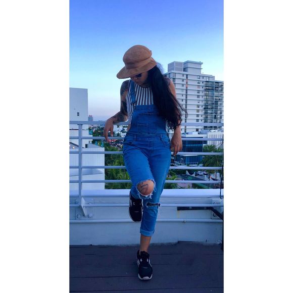 Meet your Posher, Iris - Picture 1 of 1